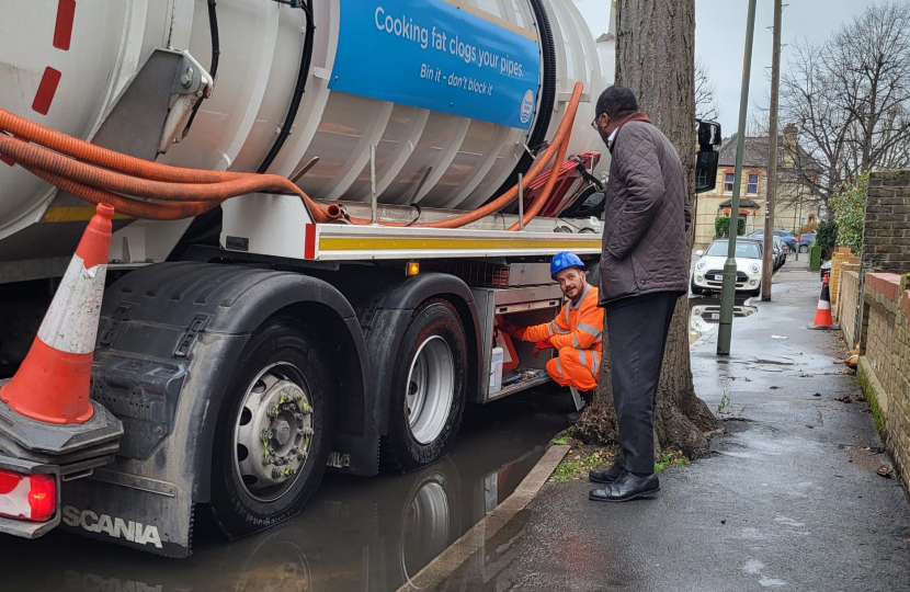 Kwasi talks with Thames Water working to remove water on the road 