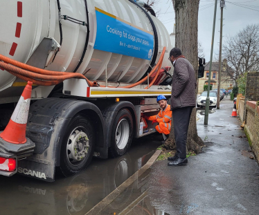 Kwasi talks with Thames Water working to remove water on the road 