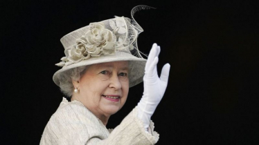 HM Queen Elizabeth II waves